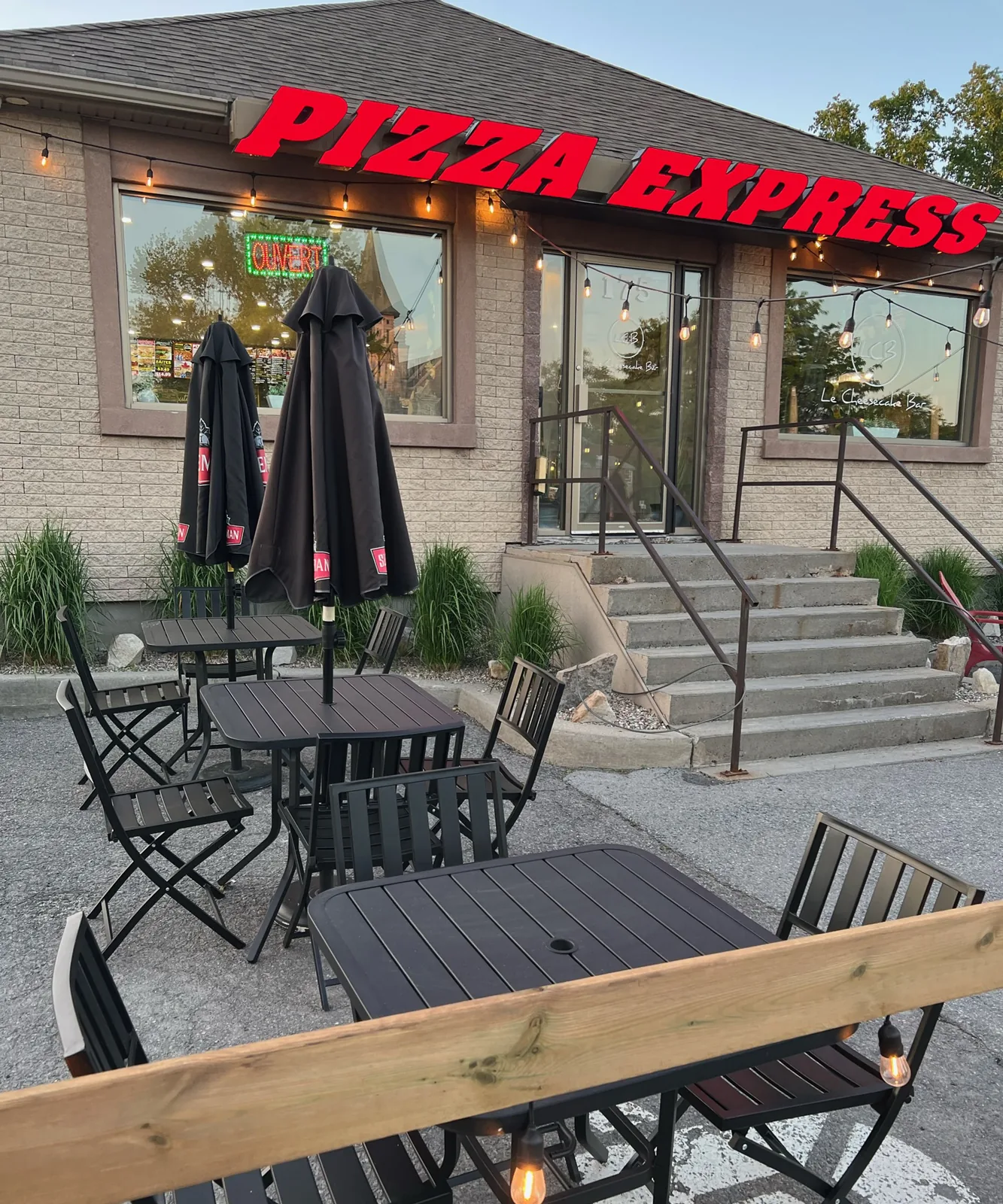 L'enseigne rouge Pizza Express et la terrasse du 175, boul. Maloney Est