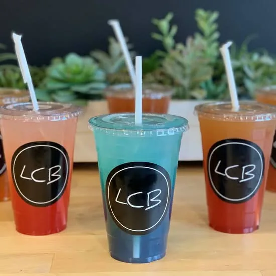 Limonades maison dans les verres du Cheesecake Bar